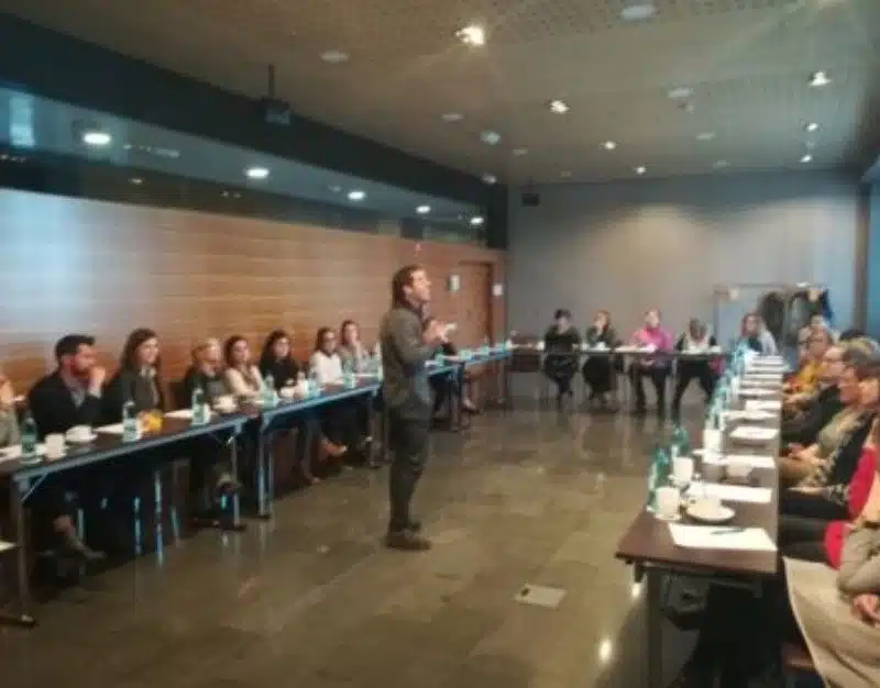 César Rojas impartint una formació d'oratòria en empresa