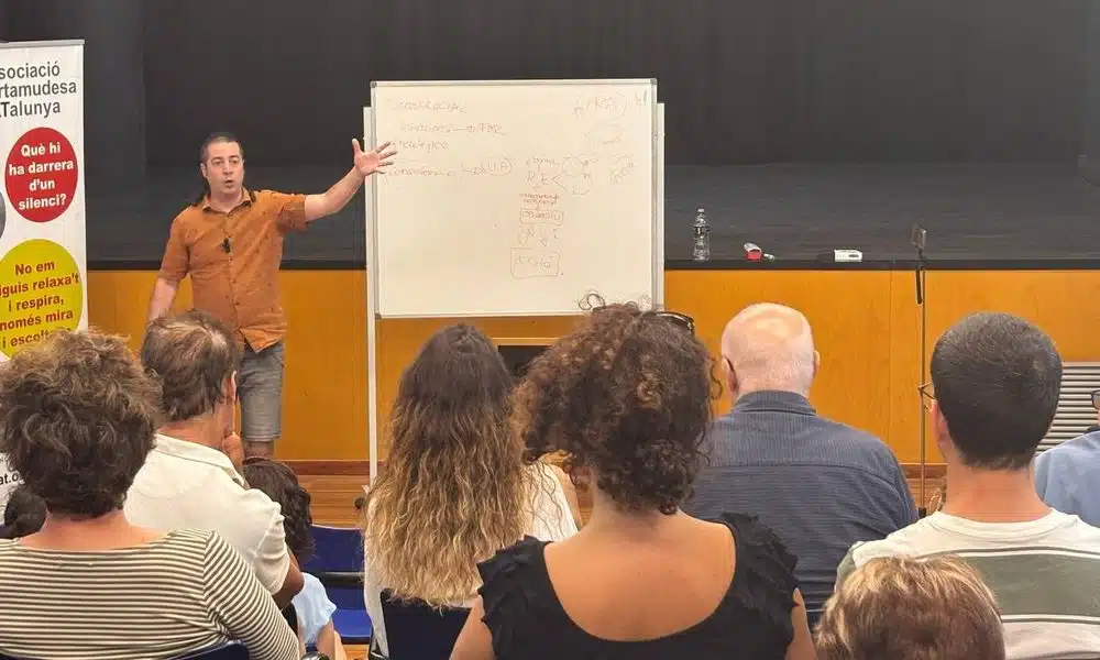 per què comuniquem - César Rojas explicant la supervivència i les emocions en una conferència d'oratòria