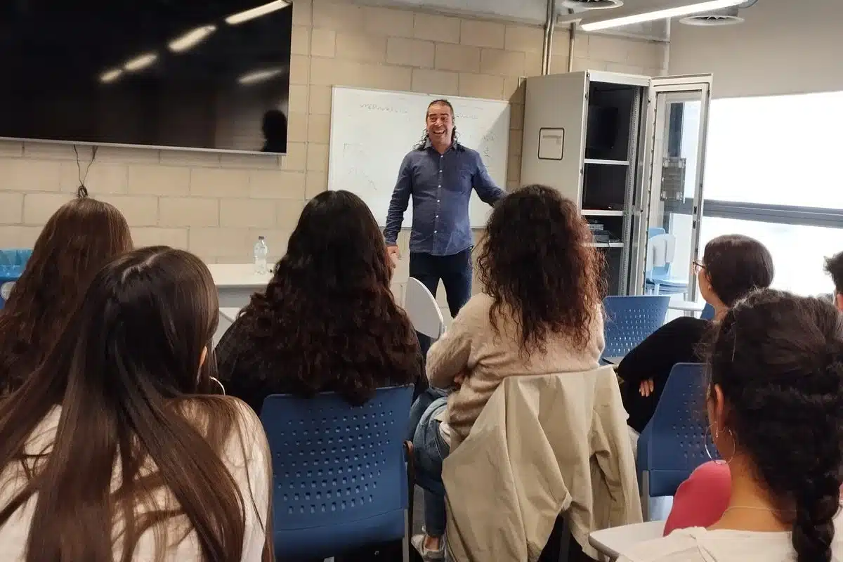 César Rojas impartiendo una sesión de oratoria en la Facultad de Ciencias de la Salud Blanquerna